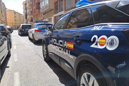 Imagen de vehículos policiales.