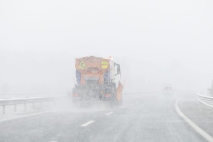 Camión quitanieves en la A 15 a la altura de Almazán