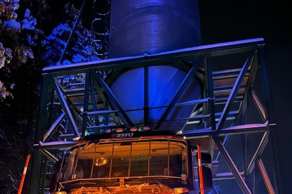 Maquinaria de la UME cogiendo sal de un silo.