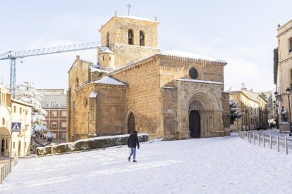 Trabajos de limpieza y diversión en calles llenas de nieve