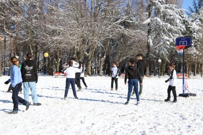 El CSB ha jugado al baloncesto sobre la nieve