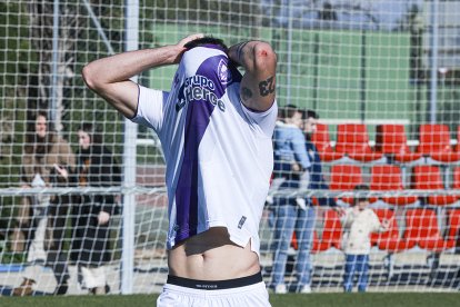 Jugador del Numancia en el campo del Montijo.