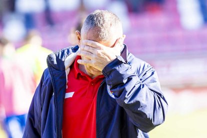 Javi Moreno, tapándose la cara.