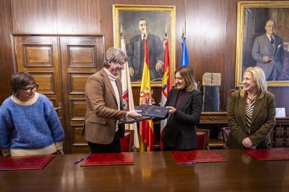 Firma del convenio de colaboración entre la Junta y el Ayuntamiento para la realización del ciclo de Emergencias y Protección Civil