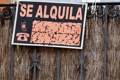 Cartel de 'se alquila' en una vivienda.