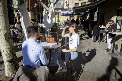 Peculiar imagen de una terraza en Herradores en la mañana de este miércoles, con gente en mangas de camisa, manga corta y cazadora en un día de récord de calor para enero.