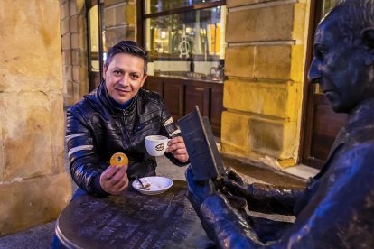 Felician Farcas tomando un café con Gerardo Diego