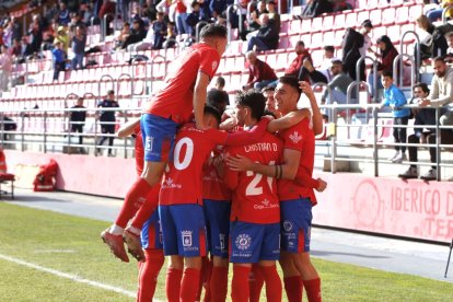 Los jugadores del CD Numancia celebran uno de los tantos.