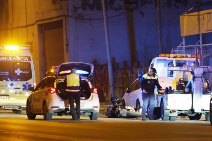 Moto caída en el suelo tras el accidente.