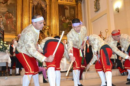 Imagen del paloteo celebrado en San Leonardo con los danzantes.