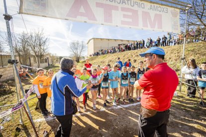 Mañana de atletismo infantil y juvenil que computa para los Juegos Escolares