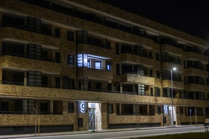 Fachada de unos de los portales de Mirador Sur en la noche del viernes donde se observa luz en una vivienda del segundo piso.