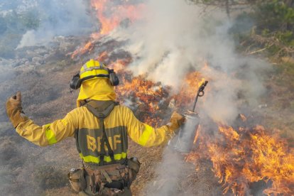 Un bombero forestal con una antorcha por goteo realiza una quema controlada en Sierra Cebollera.