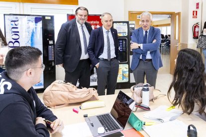 El vicerrector, José Luis Ruiz Zapatero, y el rector, Antonio Largo, conversan con unos alumnos ayer en el Campus.