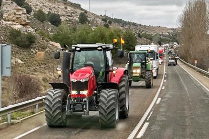 tractorada en la ribera.