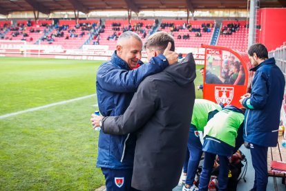 Javi Moreno y Pablo Álvarez se saludan en la primera vuelta en Los Pajaritos.