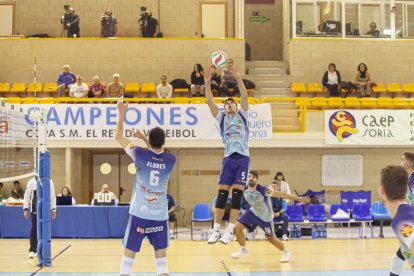 El soriano Lucas Lorente coloca un balón en un partido del presente curso.