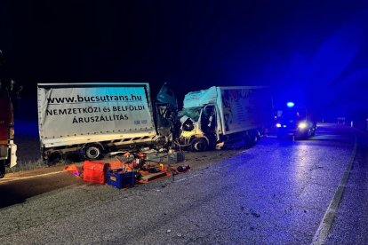 Estado en el que quedaron los dos camiones tras el accidente.