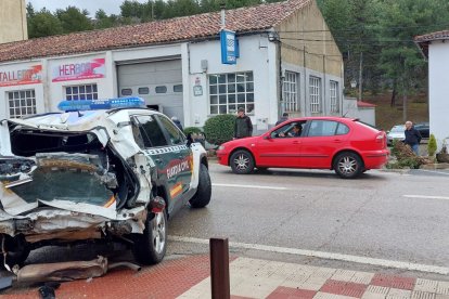 Estado en el que quedó el primero de los coches patrulla embestido por el camión.