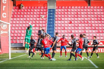 El Sanse, en la imagen en su partido ante el Numancia en Los Pajaritos, lidera la tabla durante las tres últimas jornadas.