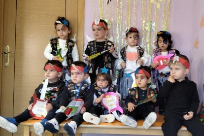 Los pequeños de la guardería de San Pedro Manrique vivieron el carnaval a ritmo de rock.