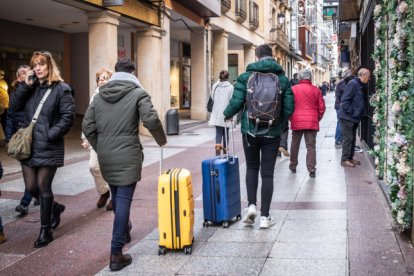 Imagen de El Collado con personas que llegan con maletas