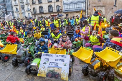 Los niños se manifestaron con tractores de juguete en apoyo a la agricultura