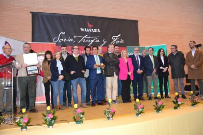 Foto de familia con las personalidades asistentes a la Feria de la Trufa de Abejar.