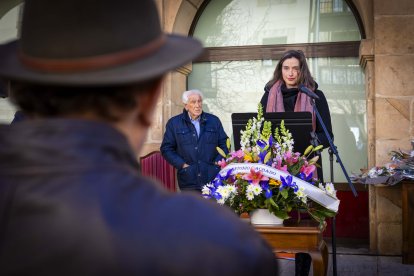 Flores y música a los 85 años del fallecimiento del poeta