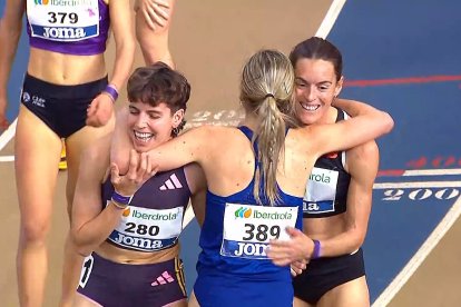 Marta Pérez, Esther Guerreo y Marina Martínez (de espaldas), pódium del 1.500 femenino.