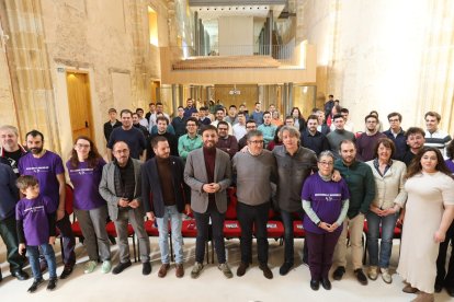 Patxi López, en el centro, junto a los representantes del PSOE local y de Juventudes de Castilla y León.