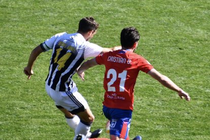 Cristian Delgado en una acción con un rival.