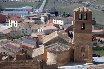 Sobre estas líneas, panorámica de la localidad de San Esteban de Gormaz.