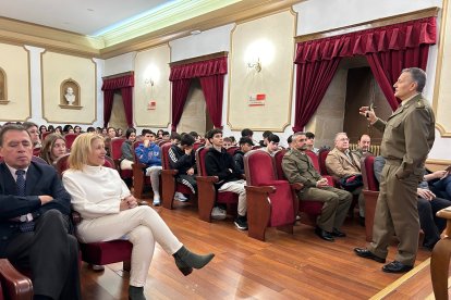 Alumnos del IES Antonio Machado en la videoconferencia con la Base 'Gabriel de Castilla'