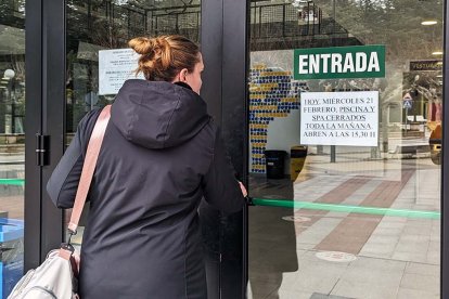 La piscina de la Juventud no abrió en la mañana de ayer por falta de socorristas.