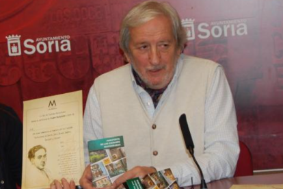 Jesús Bárez presentando el pasaporte machadiano.