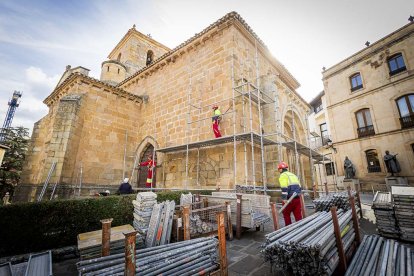 Los operarios se afanaban ayer en la colocación de los andamios en San Juan de Rabanera.