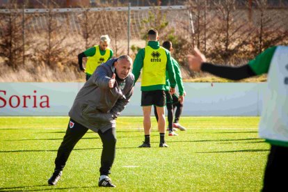 Javi Moreno pide más intensidad a su equipo para ganar en Navalcarnero.