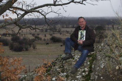 Valentín Guisande, con una de sus últimas publicaciones sobre naturaleza.