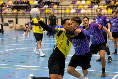 Marquinhos se trata de zafar de un rival en un encuentro de esta temporada.