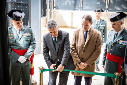 Momento del corte de cinta en la casa cuartel de San Esteban de Gormaz (Soria) a cargo del director general del Guardia Civil, Leonardo Marcos.