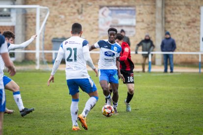 El Almazán goleó a un rival directo como el Laguna y toma aire en la clasificación.