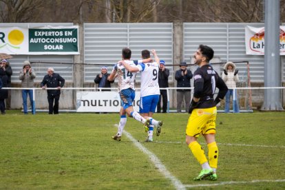 El Almazán goleó a un rival directo como el Laguna y toma aire en la clasificación.