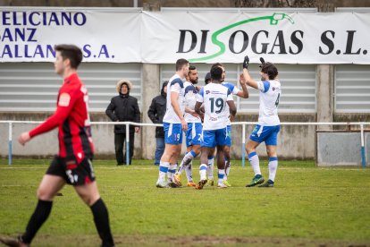 El Almazán goleó a un rival directo como el Laguna y toma aire en la clasificación.