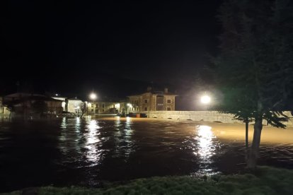 La crecida del río Duero vuelve a inundar Salduero.