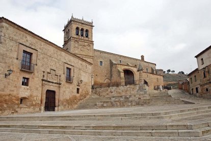 Plaza mayor de Morón de Almazán.