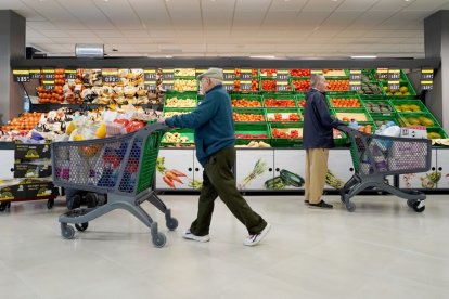 Clientes en un supermercado.