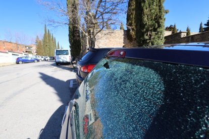 Vehículo afectado con la luna rota