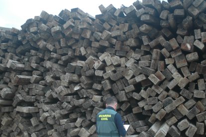 La Guardia Civil de Soria investiga a cinco empresas por un delito contra el medio ambiente por la gestión irregular de traviesas de madera de la vía férrea.