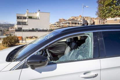 Coches dañados por disparos con una escopeta de balines